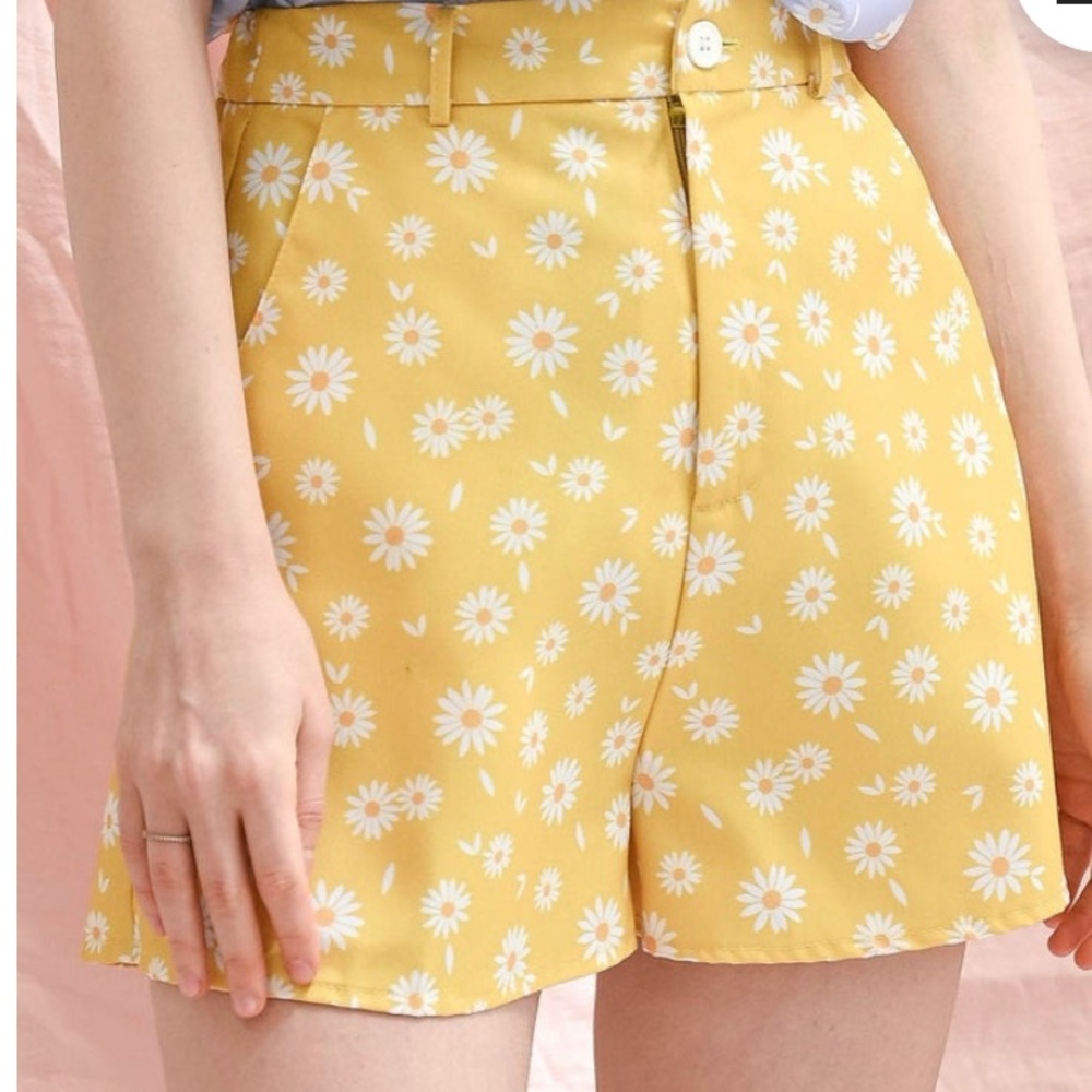Daisy printer high waisted shorts